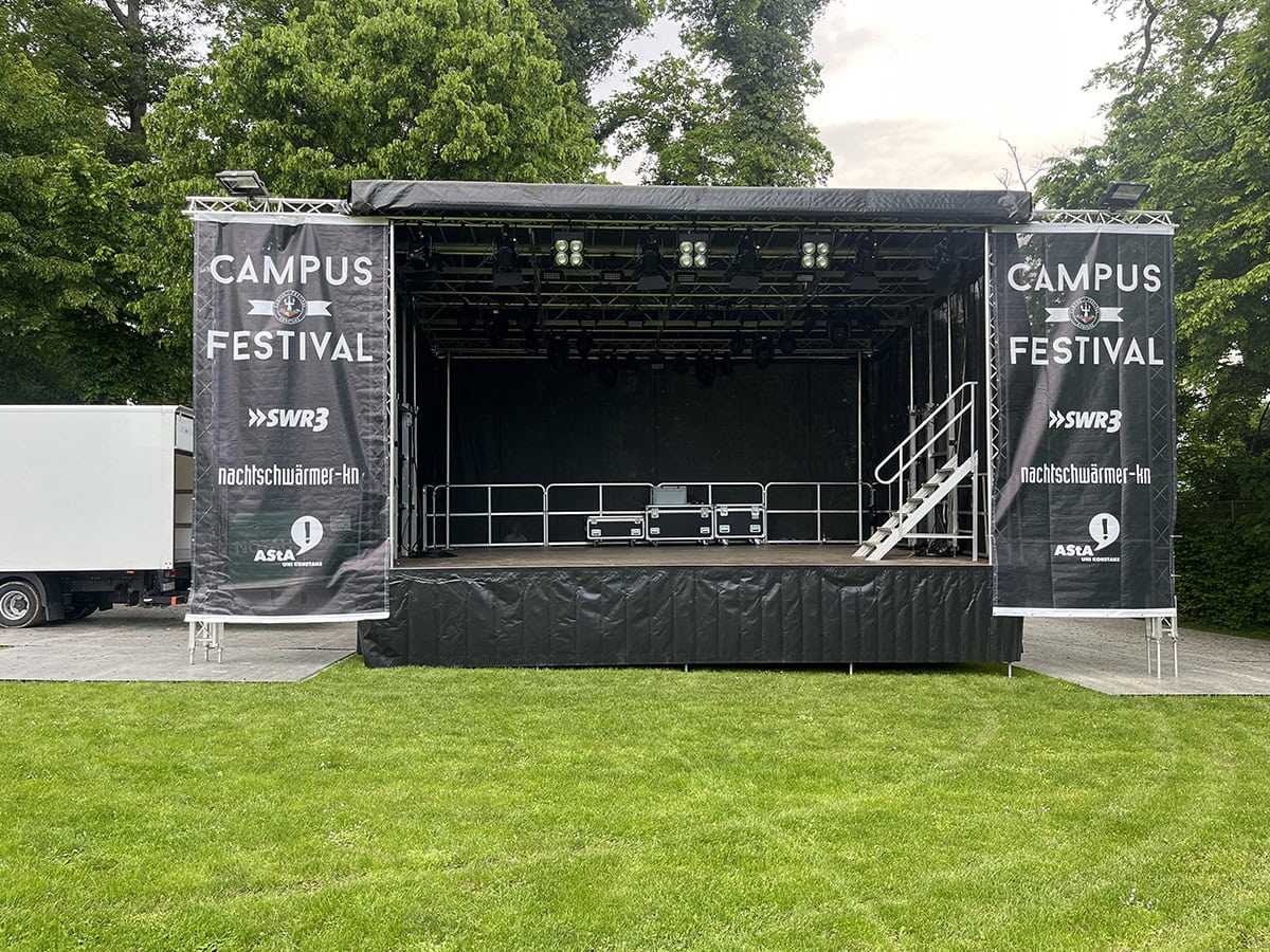 Mobiler Bühnenanhänger für Festivals und Events, schnell auf- und abbaufähig.